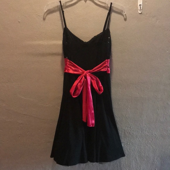 Black sequin/fuchsia sash cocktail dress. - Picture 2 of 6